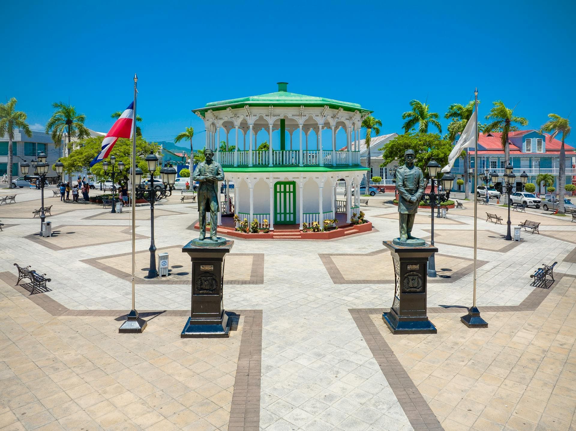 Parque Central de Puerto Plata con bandera de República Dominicana